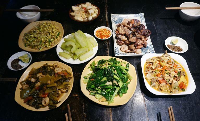 Các món ăn dân tộc đơn giản nhưng thơm ngon được phục vụ tại nhà hàng của Bụi homestay Hà Giang. 