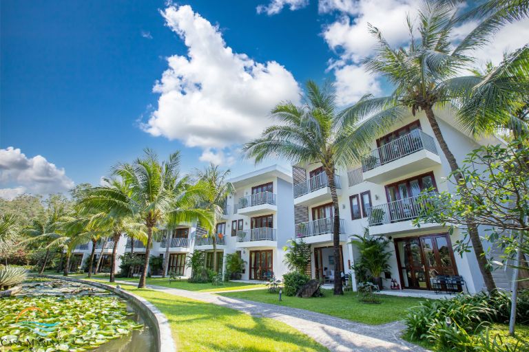 Có 2 loại phòng thuộc phân hạng phòng DELUXE do Casa Marina Resort cung cấp là phòng hướng vườn và phòng hướng hồ bơi.