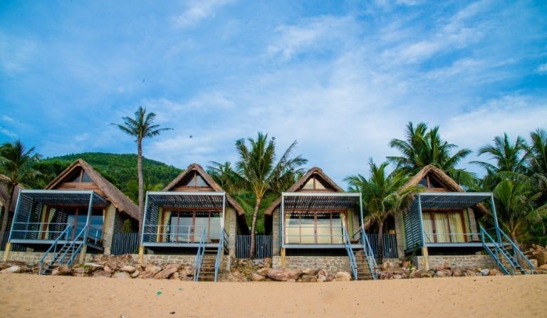 Nếu bạn muốn ngắm trọn cảnh biển tại mỗi góc của phòng nghỉ thì đừng ngần ngại lựa chọn các phòng BUNGALOW TRƯỚC ĐẠI DƯƠNG của Casa Marina Resort bạn nhé.