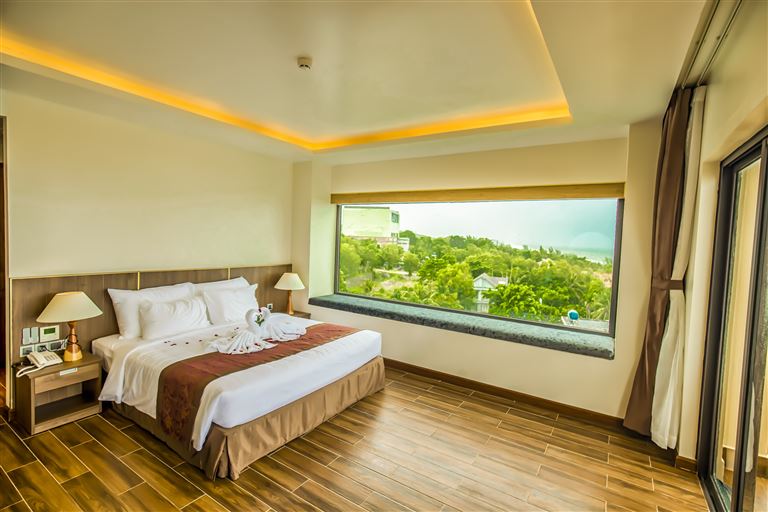 Phòng Deluxe Panorama luôn được ưu tiên lựa chọn bởi sở hữu tầm nhìn hướng biển, thành phố và núi rừng xanh ngát.
