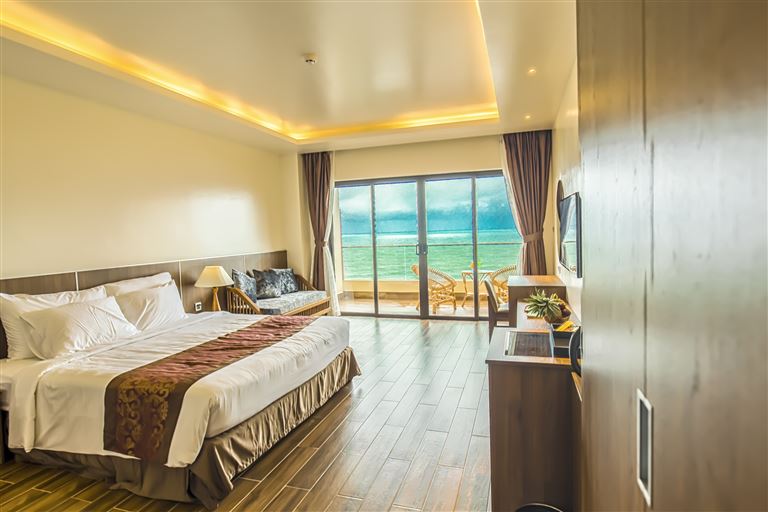 Phòng Deluxe Sea View gấy ấn tượng với 2 cửa kính tại 2 mặt của phòng, mở ra tầm nhìn bao quát toàn cảnh biển. 
