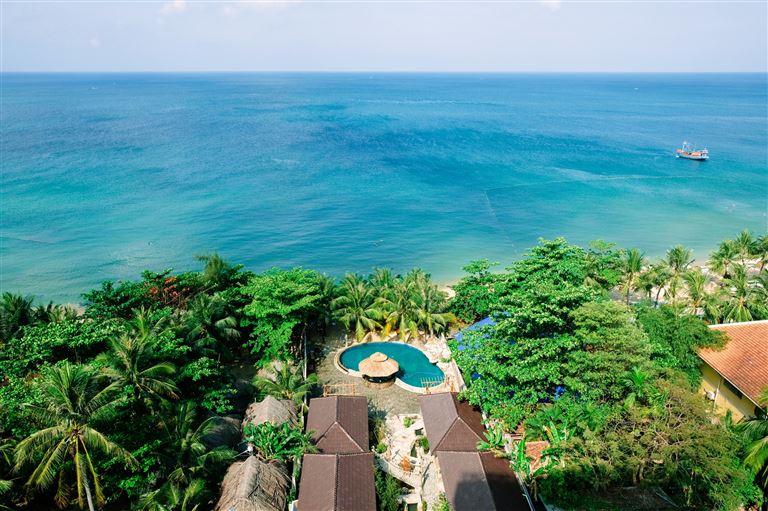 Coral Bay Resort Phú Quốc tọa lạc ở vị trí thuận lợi gần sân bay và nhiều điểm tham quan du lịch nổi tiếng. 