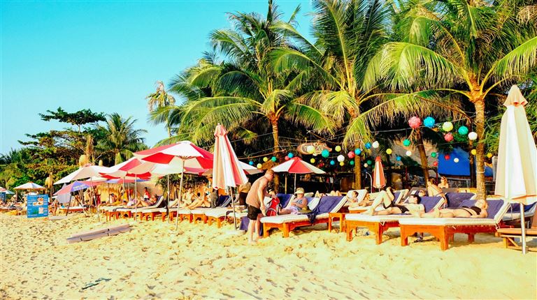 Du khách có thể sử dụng hoàn toàn miễn phí bãi biển riêng của Coral Bay Resort Phú Quốc cho các hoạt động bơi lội và vui chơi. 