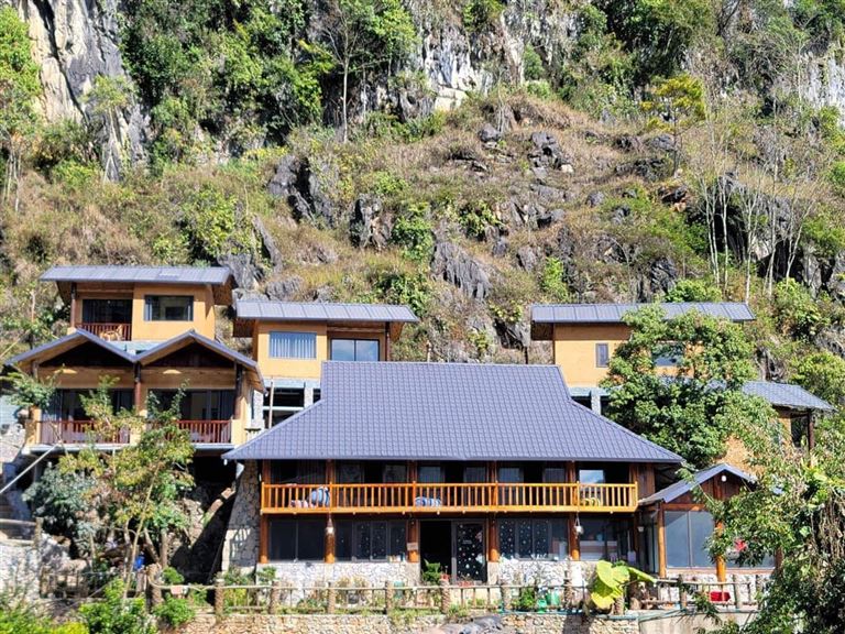 Đồng Văn CliffSide House là một homestay Hà Giang mới xây dựng, có thiết kế và vị trí đắc địa tại Đồng Văn. 