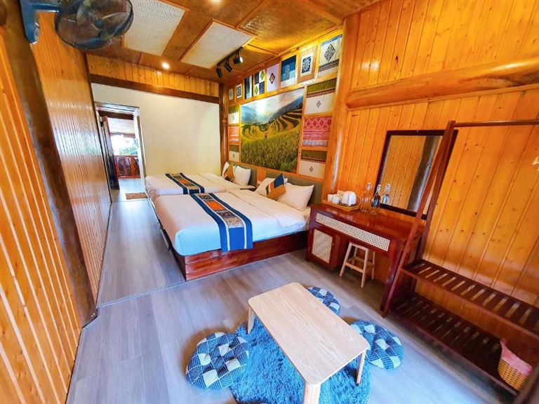 Phòng Triple có diện tích lớn, trang bị 2 giường đôi cùng nội thất làm bằng gỗ nâu trầm sang trọng. 
