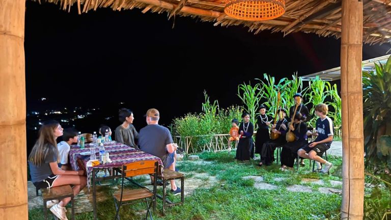 Mỗi buổi tối, Du Già Panorama Homestay sẽ mời những nhóm nghệ sĩ chuyên tổ chức văn nghệ dân tộc truyền thống đến biểu diễn.