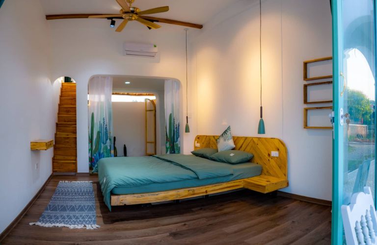 Phòng Deluxe Twin tại Green Town Mộc Châu được thiết kế theo phong cách Tropical, mang đến cho du khách một không gian nghỉ ngơi độc đáo