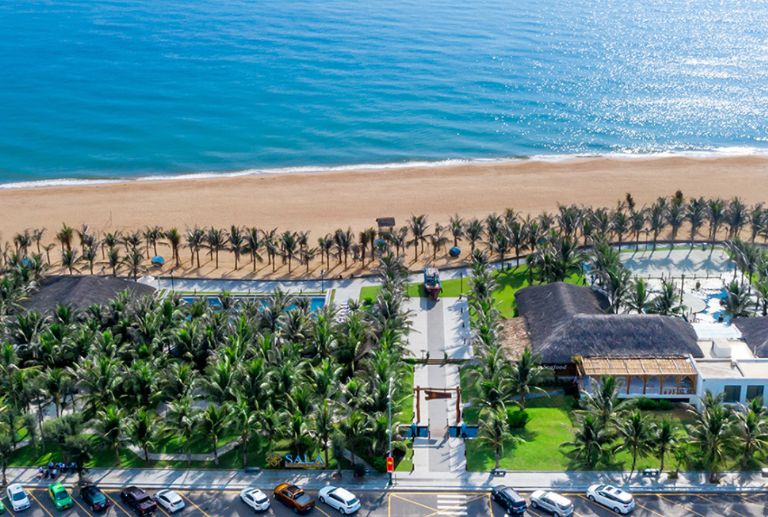 Sala Tuy Hoa Beach Resort nằm ngay sát bờ biển bao quanh bởi rặng dừa và khu vườn cực mê (nguồn: booking.com)