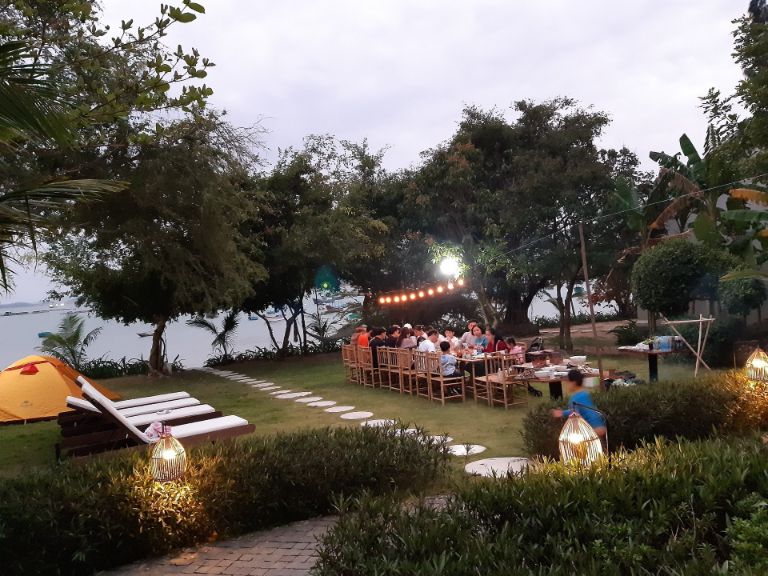 Nhất Tự Sơn Resort Phú Yên có khu vực sân hiên rộng cho du khách tổ chức tiệc BBQ bãi biển cực chill (nguồn: facebook.com)