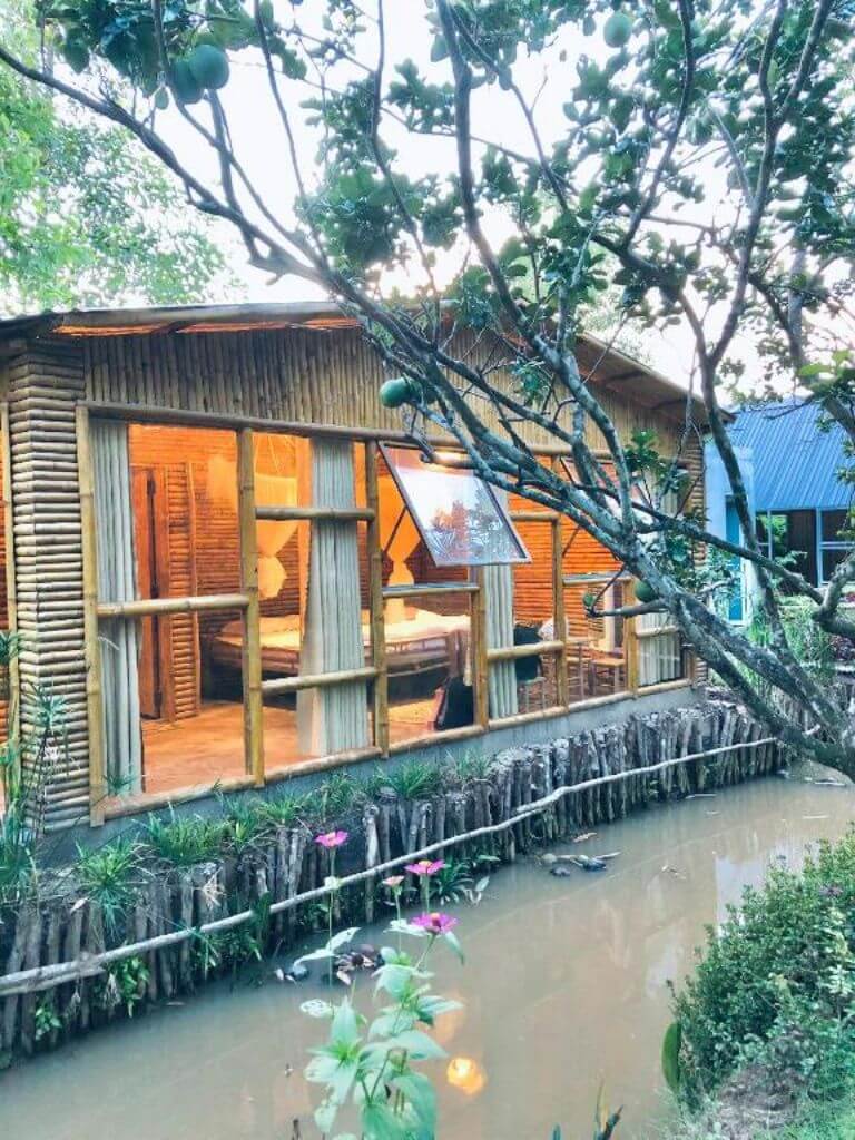 Bamboo House sử dụng tre làm vật liệu chính, từ nội thất đến ngoại thất đều được làm từ tre. (nguồn: booking.com)
