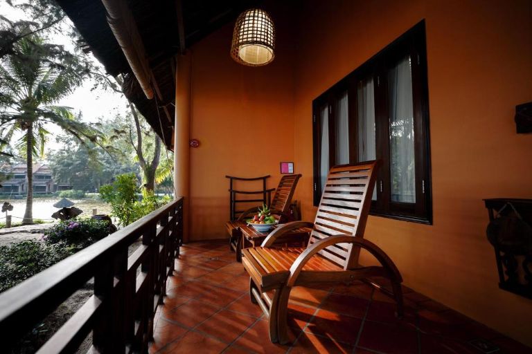 Ban công Hạng phòng Premier Bungalow hướng tầm nhìn khung cảnh tuyệt đẹp tha hồ check in (nguồn: booking.com)