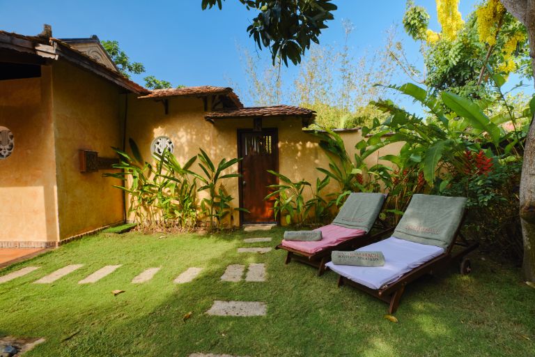 Phòng nghỉ Biệt thự một phòng ngủ có sân vườn với những ghế dài cho bạn tha hồ tắm nắng (nguồn: boooking.com)