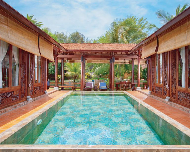 Khu vực sảnh Hồ Tràm Beach Boutique Resort & Spa có thiết kế ấn tượng với một hồ bơi ngay giữa lòng (nguồn: booking.com)
