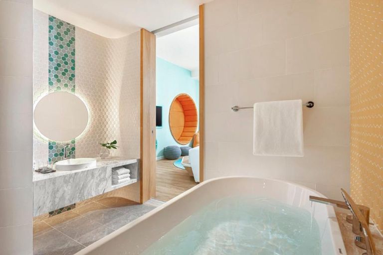 Phòng tắm riêng Suite 2 phòng ngủ chủ đề biển có trang bị sẵn bồn tắm spa cho bạn thư giãn (nguồn: booking.com)