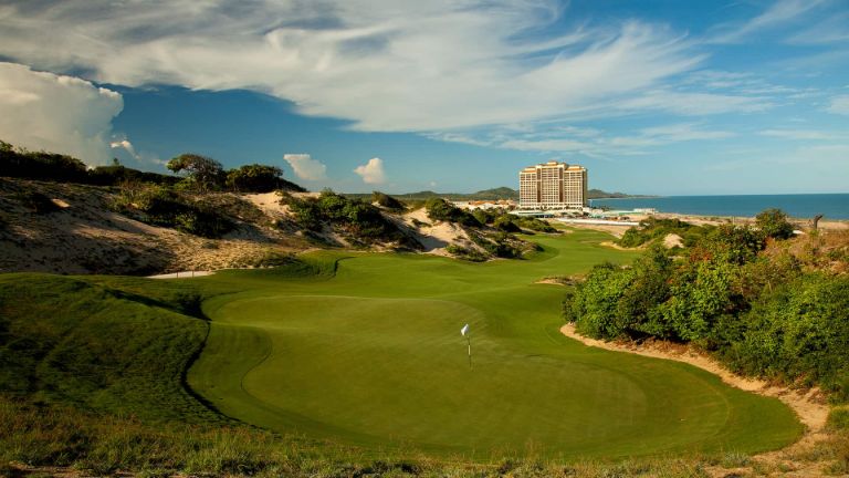 THE BLUFFS Grand Ho Tram Strip đứng vị trí thứ 65 trong bảng xếp hạng top sân golf đỉnh nhất thế giới (nguồn: facebook.com)