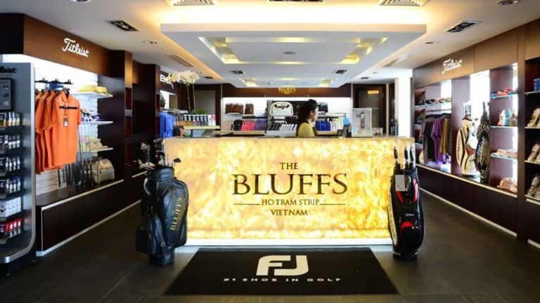 THE BLUFFS Grand Ho Tram Strip có cửa hàng pro shop chuyên bán những thiết bị golf hiện đại (nguồn: facebook.com)