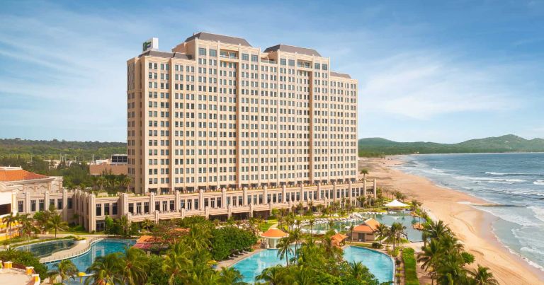 Holiday Inn Resort Ho Tram Beach sở hữu tầm nhìn ôm trọn đại dương và núi đồi tuyệt mê (nguồn: booking.com)
