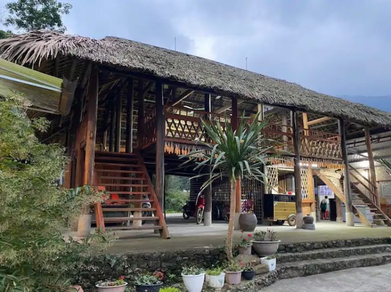 Homestay mang thiết kế của vùng dân tộc với nhà sàn, mái lá, các chất liệu tre, nứa, gỗ được dùng để xây dựng. (nguồn: airbnb.com)