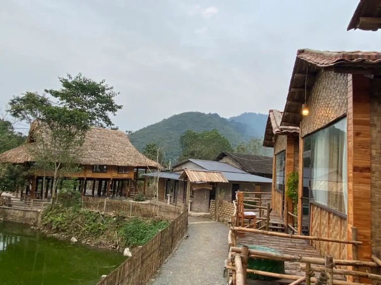 La Bằng Homestay có khuôn viên rộng rãi, bao gồm khu nhà ở, nhà hàng và bể bơi. (nguồn: airbnb.com)