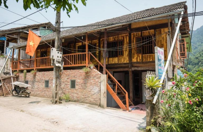Minh Quang Homestay thu hút khách du lịch với thiết kế phòng rất mộc mạc và giản dị nằm ngay bên Hồ Ba Bể (Nguồn ảnh: Booking.com)