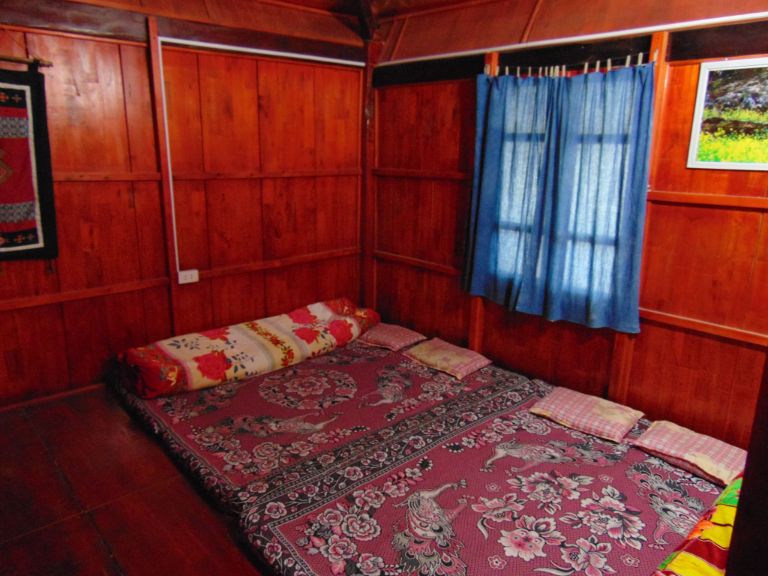 Phòng nghỉ tại đây mang đậm nét truyền thống của dân tộc H'mông với nội thất mang họa tiết hoa văn sặc sỡ