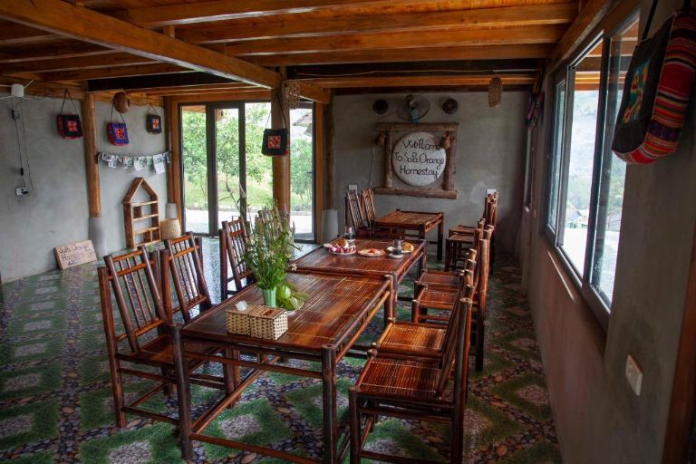 Khu vực phòng ăn tại Sapa Orange Homestay được thiết kế tối giản với các nội thất gỗ tông trầm (nguồn: facebook.com)