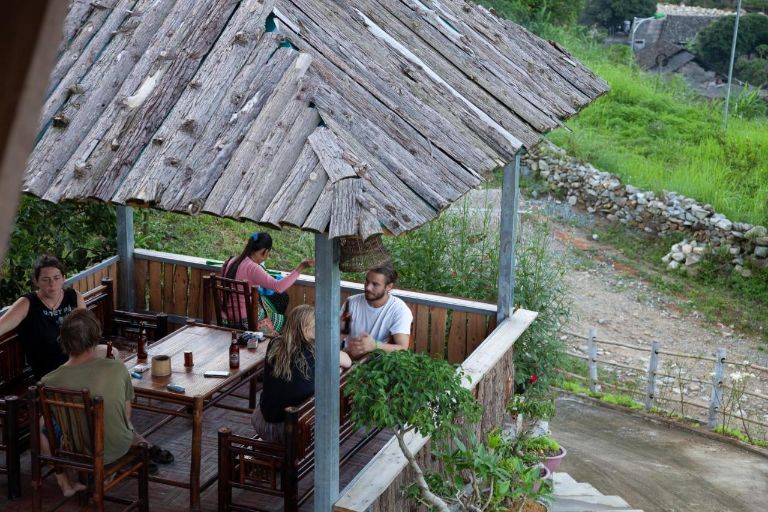 Nhà hàng Sapa Orange Homestay còn có khu vực ngồi ngoài trời cực chill cho bạn ngắm nhìn thung lũng (nguồn: facebook.com)