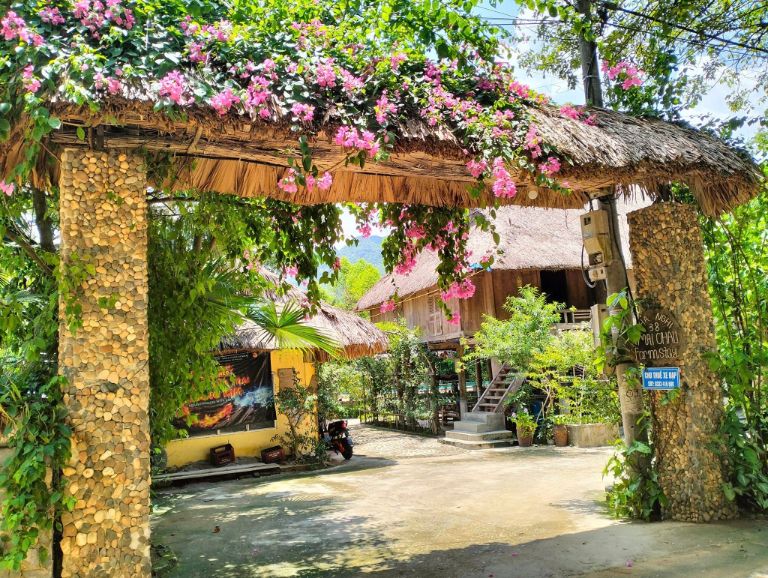 Ngay khi vừa bước tới Mai Châu Farmstay, bạn đã bị ấn tượng bởi một cánh cổng đá được trang trí bằng hoa giấy đỏ hồng