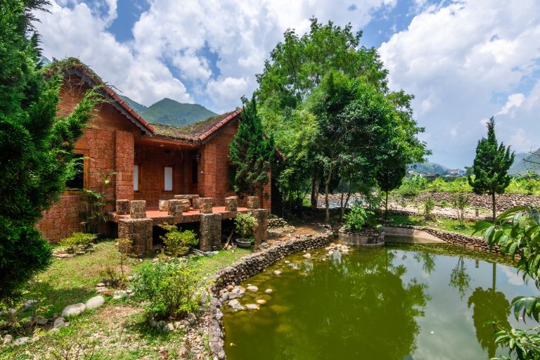 Khu vực hồ nước của Sapa Riverside Ecolodge cũng đẹp mộng mơ không kém bất cứ một góc check in nào trong homestay