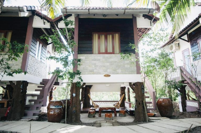 Hạng phòng bungalow có thiết kế nhà sàn, không gian phía dưới được đặt một bàn trà. (nguồn: facebook.com)