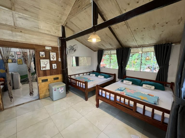 Phòng có không gian sáng sủa nhờ dử dụng gạch men cũng như trần nhà màu sáng. (nguồn: hotelmix.vn)