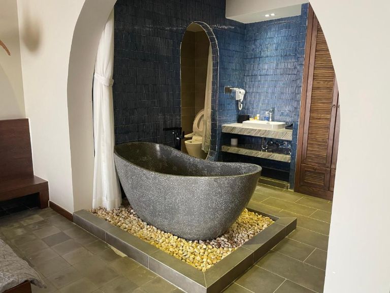 Phòng tắm Tropical House Riverside Retreat sở hữu bồn tắm đá nguyên khối đẹp mắt (nguồn: booking.com)