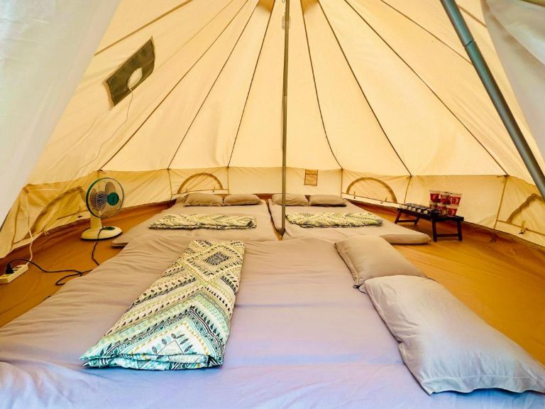 Những lều trại lớn của homestay Cần Giờ này có sức chứa lên đến 8 - 10 du khách lưu trú rất thoải mái và thư giãn. (Nguồn ảnh: booking.com)