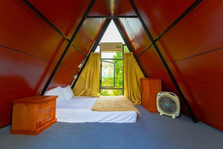 Không gian phòng nghỉ bungalow được thiết kế theo hình tam giác được ốp gỗ tái chế bên trong 