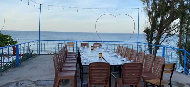 Khu sân thượng phục vụ ăn uống có view biển Nhật Lệ siêu chill 