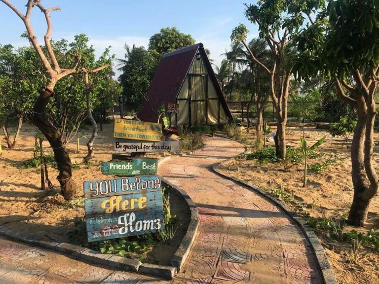 Bearfoot homestay Quảng Bình nằm biệt lập trong khu Bảo Ninh. Vì vậy không gian nghỉ dưỡng ở đây vô cùng yên tĩnh và riêng tư. 