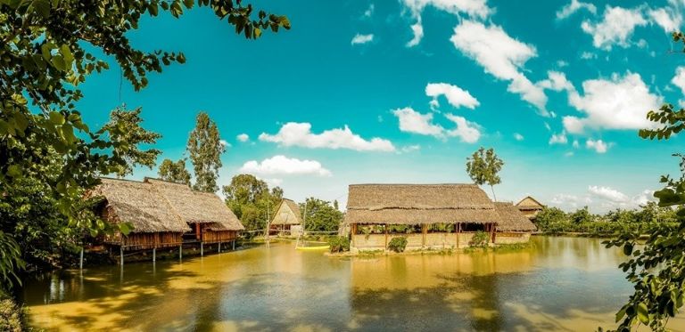 Maison en Bambou Phong-Le Vent mang đến những căn nhà tre đơn sơ, mộc mạc nằm lênh đênh giữa vùng sông nước. (Nguồn: Internet)