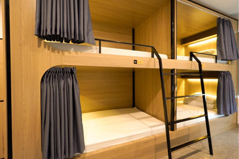 Giường nằm tại MOTOGO Hostel có sức chứa 1-2 người lớn, tiết kiệm được nhiều chi phí. 