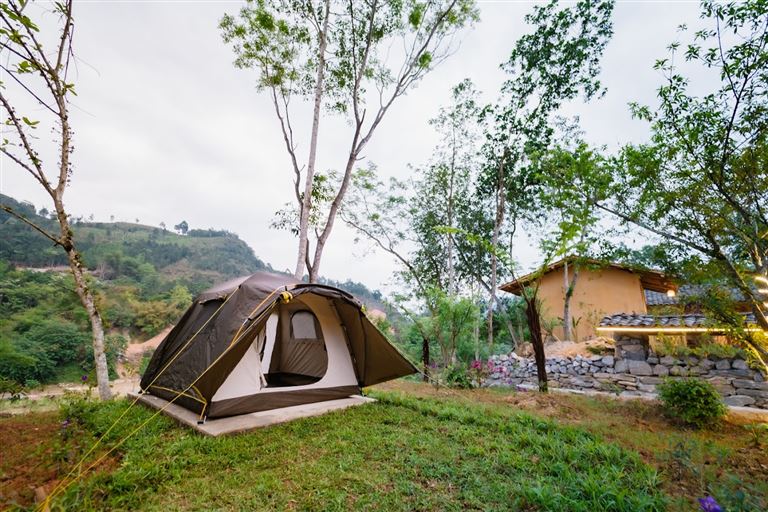 Homestay cung cấp dịch vụ cho thuê lều trại với mức giá phải chăng và hỗ trợ du khách nhiệt tình trong hoạt động này. 