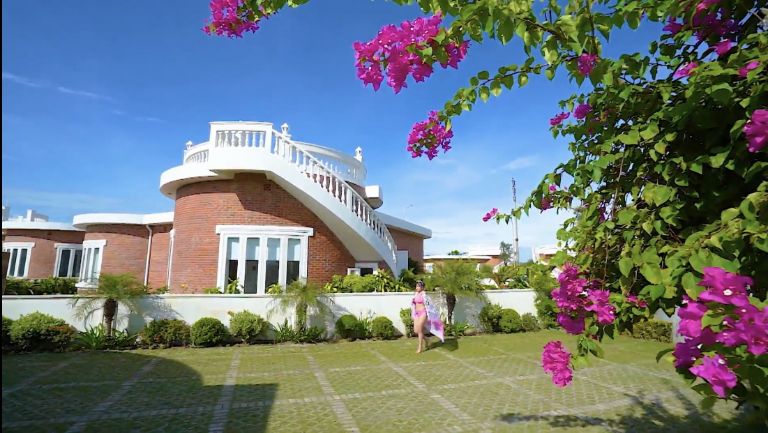 Villas Hoa Tiên Paradise sở hữu vẻ ngoài thô mộc, bụi bặm với bức tường lát gạch nung đỏ. (Nguồn: Internet)