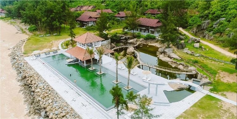 Quỳnh Viên Resort là một trong những địa điểm lưu trú tại Hà Tĩnh sở hữu khuôn viên tuyệt đẹp với bãi biển hoang sơ và núi đồi hùng vĩ. (Nguồn: Internet)