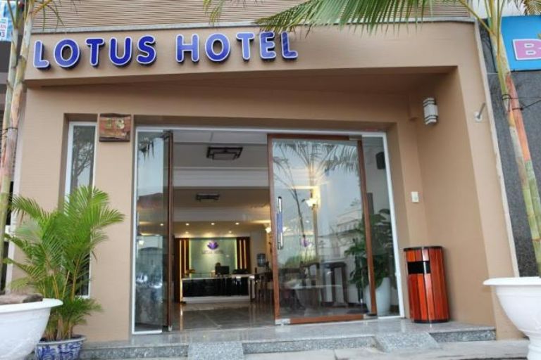 Lotus Hotel có vị trị đắc địa, nằm gần các khu du lịch, các di tích nổi tiếng, thuận tiện cho việc di chuyển. (nguồn: facebook.com)