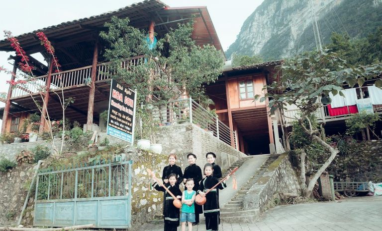 Hoa Sơn Homestay Hồ Ba Bể được xây dựng là một căn nhà sàn rất mộc mạc nằm ngay bên con sông Lèng mang đến ch0o du khách không gian thoáng mát (Nguồn ảnh: facebook.com)