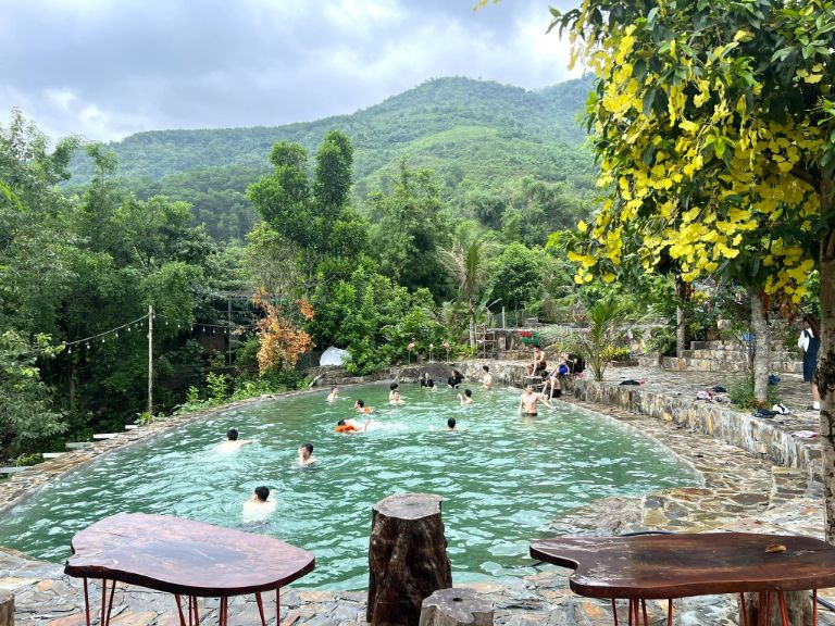Với khuôn viên rộng lớn, chỗ ở có hồ bơi nước khoáng cho du khách tha hồ giải nhiệt mùa hè. (Nguồn: Internet)