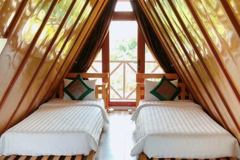 Phòng ngủ tầng 2 là phòng áp mái có diện tích nhỏ nhưng vẫn mang đến sự thoải mái và dễ chịu cho khách lưu trú. (Nguồn: Facebook.com)