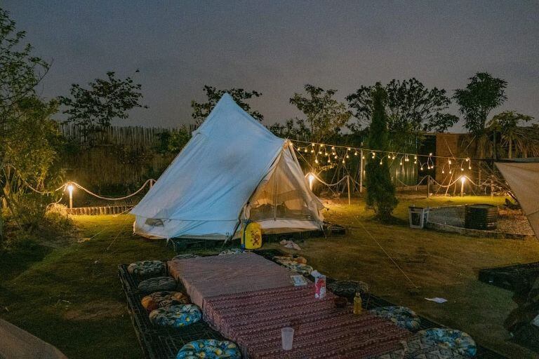 Homestay Đồng Lâm là địa điểm lý tưởng cắm trại ngay trong khuôn viên với giá thuê lều từ 150.000đ - 300.000đ