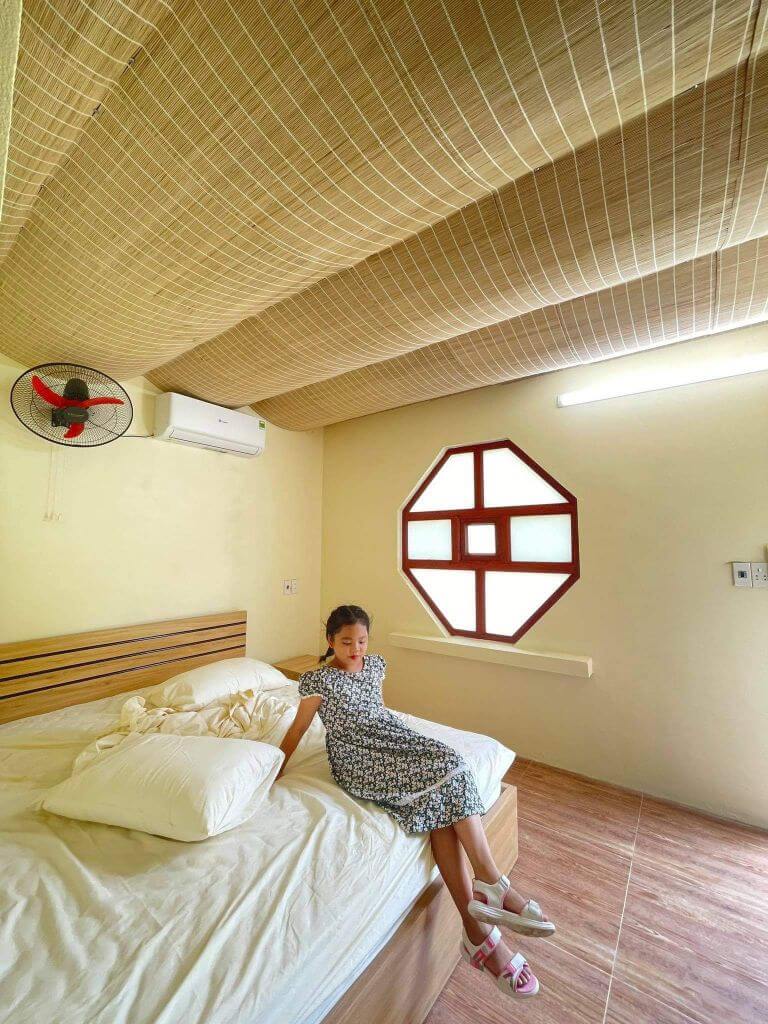 PHòng nghỉ của Homestay Đồng Lâm trang bị đủ đồ tiện ích cơ bản như giường gỗ vân quạt máy, điều hòa 2 chiều...