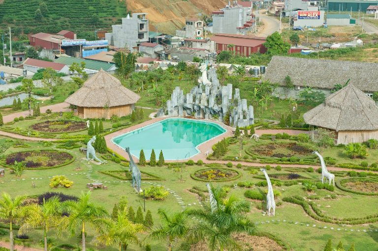 Bể bơi ngoài trời tại khách sạn Mường Thanh là điểm nhấn cực kì đặc biệt bởi khu vực này được xây dựng như 1 công viên nước giải trí. (Nguồn: Internet)