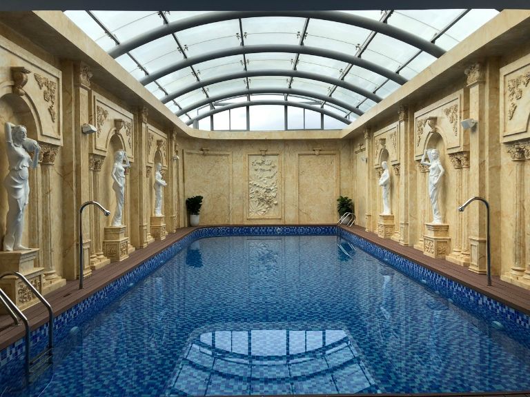 Bể bơi 4 mùa trong nhà được xây dựng theo phong cách Hy Lạp cổ điển, tạo nên khu vực check-in sống ảo độc đáo cho du khách. (Nguồn: Facebook.com)