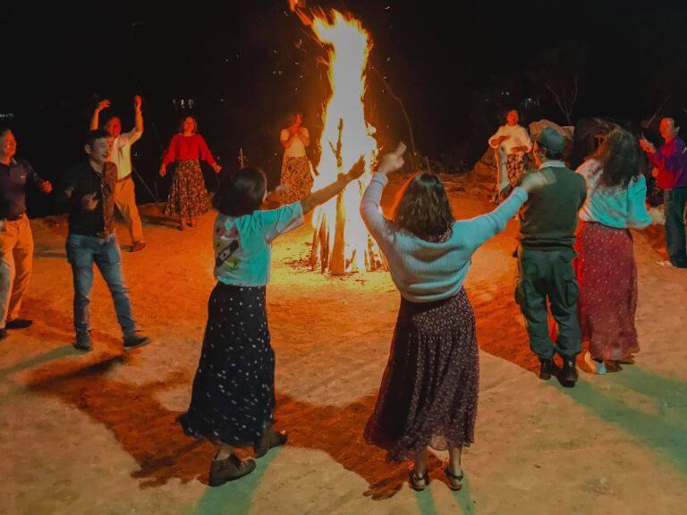 Đêm lửa trại ý nghĩa và hoạt động nhảy sạp giao lưu của du khách với người dân bản địa 